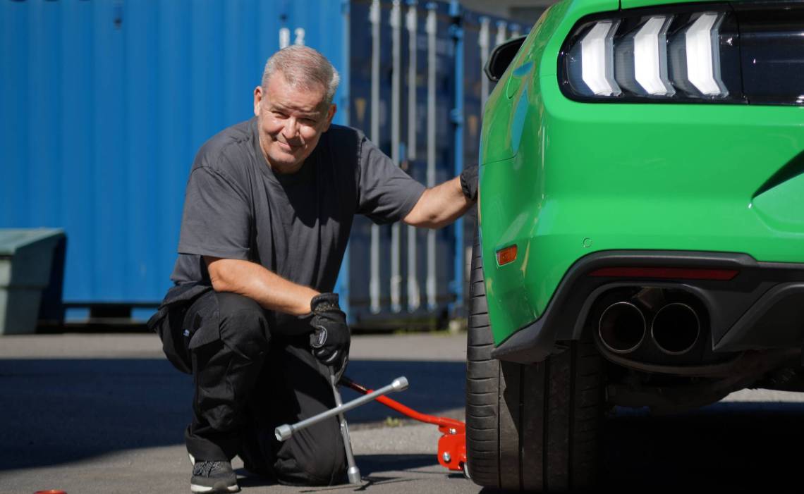 MX - article 1140x700 - bjorn changing tires.jpg